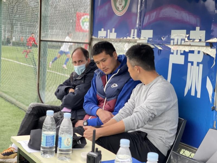 包含罗马训练开放日；赛前外线爆发引欢呼；德甲在即；团队化学反应显著的词条